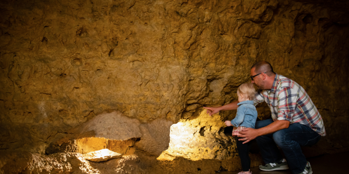 Dad shows his little kid cool features in Cave of the Mounds